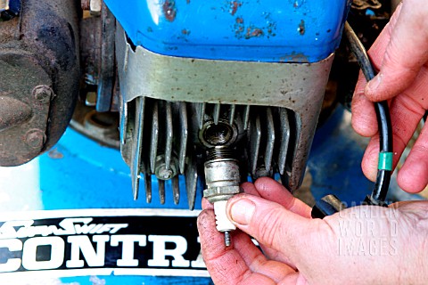 REMOVE_SPARKPLUG_OF_LAWNMOWER_FROM_CYLINDER