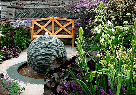 SMALL_GARDEN_WITH_SLATE_WATER_SPHERE_WOODEN_BENCH__GALTONIA_CANDICANS