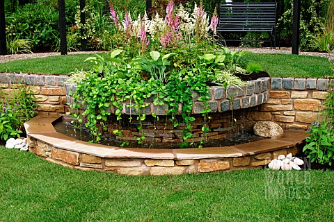 SLOPING_SMALL_GARDEN_WITH_ROUND_STONE_POOL