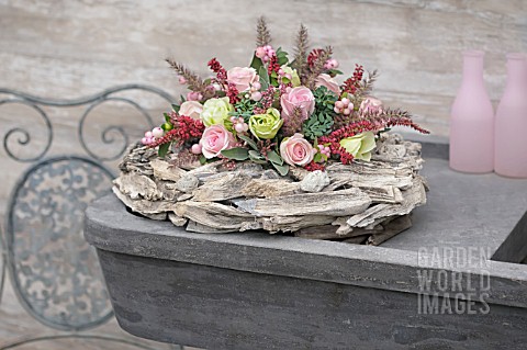 FLOWER_ARRANGEMENT_WITH_PINK_ROSES_ON_A_WREATH_OF_DRIFTWOOD