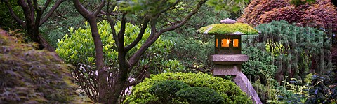 Lit_lanterns_in_Portland_Japanese_Gardens_Oregon_USA
