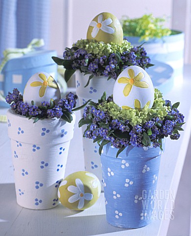 EASTER_EGGS_IN_PAINTED_POTS_WITH_CONVALLARIA_MAJALIS