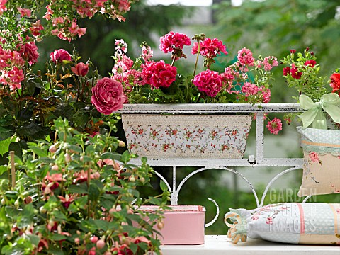 DECOUPAGE_FLOWERBOX_WITH_A_FLORAL_PATTERN