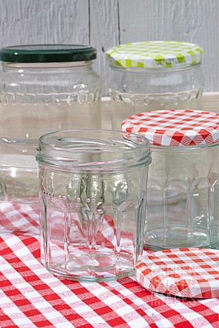 UPCYCLING_OLD_JAM_JARS_JARS_CLEANED_READY_FOR_USE