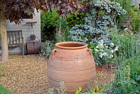 LARGE_TERRACOTTA_POT_IN_RUSTIC_COUNTRY_GARDEN