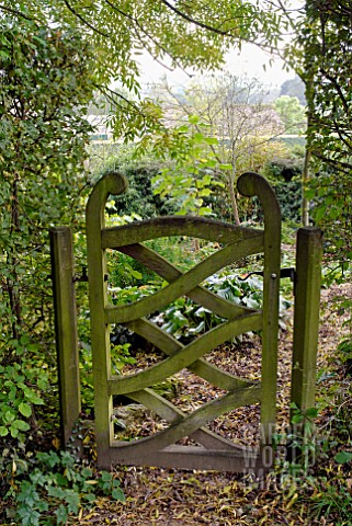 WOODEN_GATE_IN_OZLEWORTH_PARK_GLOUCESTERSHIRE