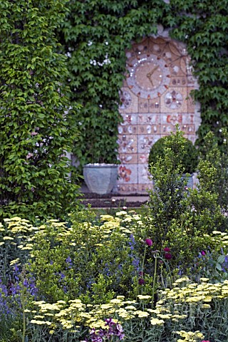 DETAIL_OF_PLANTING_AND_CLOCK_IN_THE_FORTNUM_AND_MASON_GARDEN__CHELSEA_FLOWER_SHOW_2007__DESIGNER_ROB