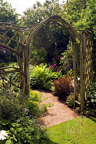 RUSTIC_WOODEN_ARCH_AND_TRELLIS_WORK_AT_WHIT_LENGE_GARDEN__HARTLEBURY