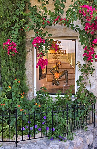 SMALL_FRONT_GARDEN_IN_FRONT_OF_GALLERY_WINDOW_ST_PAUL_DE_VENCE_FRANCE