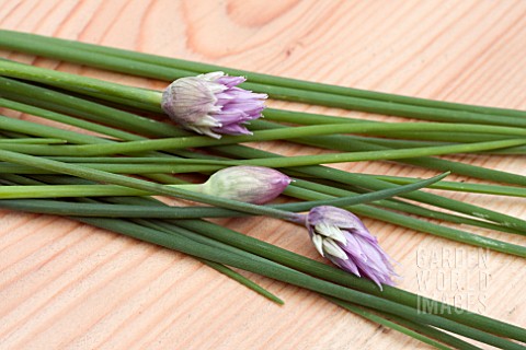 CHIVES_ON_A_WOODEN_BOARD