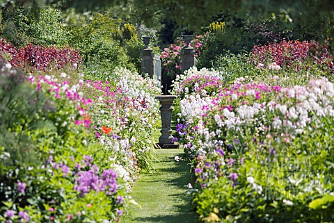 SUNDIAL_AND_HERBACEOUS_BORDERS_AT_PITMUIES_HOUSE