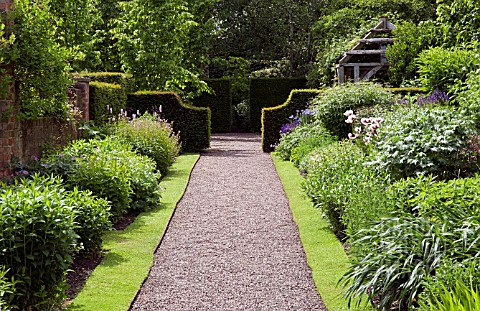 TURF_EDGING_BETWEEN_BORDERS_AND_GRAVEL_PATH_AT_WOLLERTON_OLD_HALL
