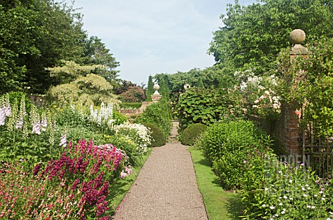 MAIN_BORDER_WITH_HERBACEOUS_PERENNIALS_AT_WOLLERTON_OLD_HALL