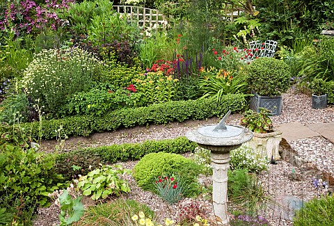 A_plant_lovers_cottage_garden_with_herbaceous_perennials