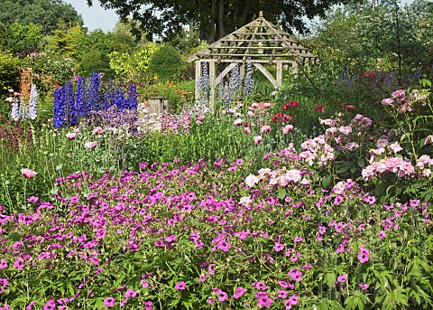 Wide_borders_of_herbaceous_perennials