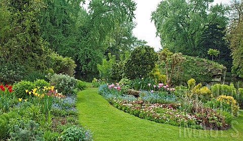 Borders_of_herbaceous_perennials_spring_bulbs_and_flowers_shrubs_and_many_mature_trees