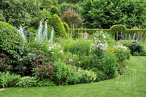 PERENNIAL_BORDER_WITH_DELPHINIUM_AND_CLEMATIS_DESIGN_MARIANNE_AND_DETLEF_LUEDKE
