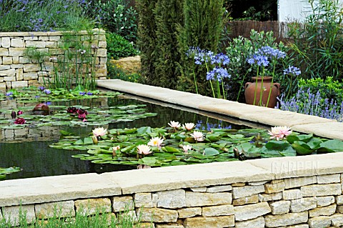 THE_DORSET_WATER_GARDEN_ROMANTIC_CHARM_AT_THE_HAMPTON_COURT_PALACE_FLOWER_SHOW_JULY_2008