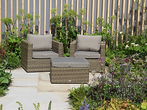 PATIO_WITH_SEATING_AND_CHAIRS_AT_THE_BRINGING_NATURE_HOME_GARDEN_BY_GRADUATE_GARDENERS_LTD