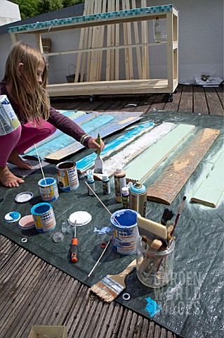 TIKI_HUT_BAR_BUILDING_PROJECT_ON_ROOF__GIRL_PAINTING_UPRIGHTS_FOR_FRONT_PANEL__STEP_8