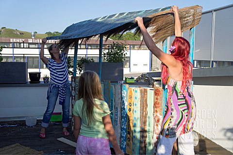 TIKI_HUT_BAR_BUILDING_PROJECT_ON_ROOF__LADIES_MAKING_ROOF_WITH_TARPAULIN__STEP_14