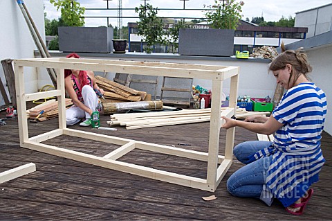 TIKI_HUT_BAR_BUILDING_PROJECT_ON_ROOF__TIMBER_FRAME_BEING_SCREWED_TOGETHER__STEP_11