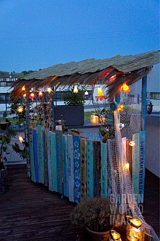 TIKI_HUT_BAR_BUILDING_PROJECT_ON_ROOF__THE_ILLUMINATED_FINISHED_PROJECT__STEP_28