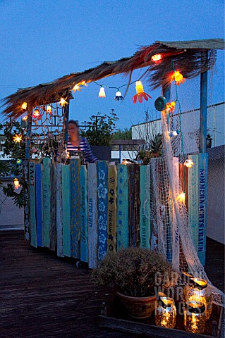 TIKI_HUT_BAR_BUILDING_PROJECT_ON_ROOF__THE_ILLUMINATED_FINISHED_PROJECT__STEP_29
