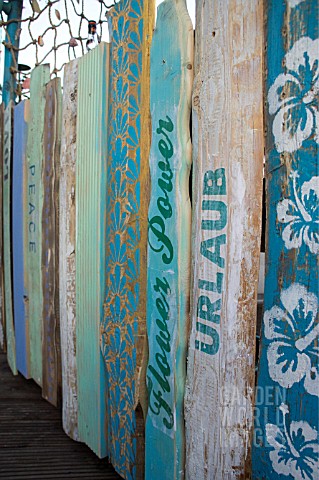 TIKI_HUT_BAR_BUILDING_PROJECT_ON_ROOF__DECORATIVE_FRONT_PANEL_DETAIL__STEP_17