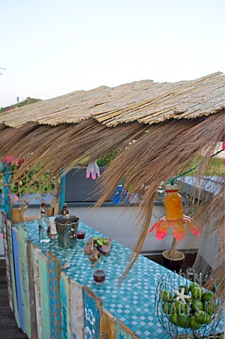 TIKI_HUT_BAR_BUILDING_PROJECT_ON_ROOF__FINISHED_WITH_REED_ROOF__STEP_20