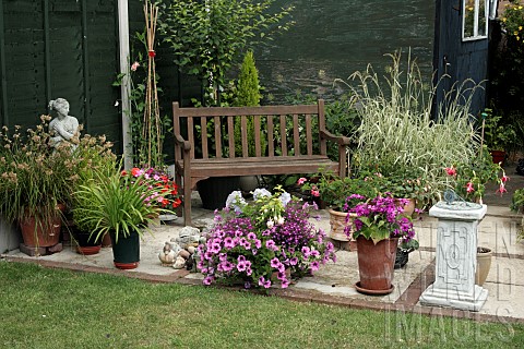 SMALL_PATIO_WITH_GARDEN_SEAT