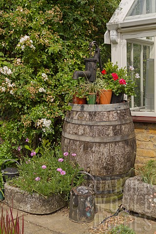 GARDEN_VIEW_WATER_PUMP_AS_FEATURE_ON_WOODEN_BARREL_NGS_OPEN_DAY_HATCH_ROAD_BRENTWOOD_ESSEX