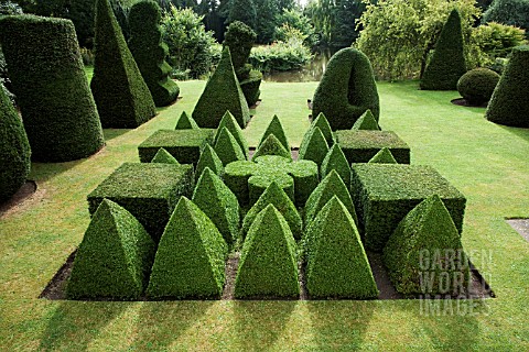 TOPIARY_GARDEN_BASED_ON_EUCLIDEAN_GEOMETRY__IN_YEW_TAXUS_BACCATA_AND_BOX_BUXUS_SEMPERVIRENS