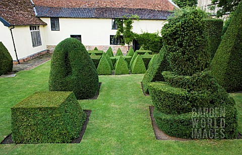 TOPIARY_GARDEN_WITH__LEANING_CUBE__TATLINS_TOWER_ORIGINAL_DESIGNED_BY_VLADIMIR_TATLIN__IN_FGRD_TAXUS