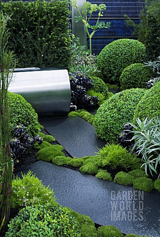 UP_ON_THE_ROOF__DES_JENNIFER_HIRSCH_GREEN_ROOF_GARDEN_WITH_STEEL_WATER_BUTT__POLISHED_STONE_PAVING_I