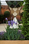 MIRROR SCULPTURE,  SUNDAY MIRROR DA VINCI GARDEN,  DES. DAVID DOMONEY. IRIS JANE PHILLIPS,  LAVANDULA STOECHAS,  SALVIA OFFICINALIS (SAGE). CHELSEA 2006