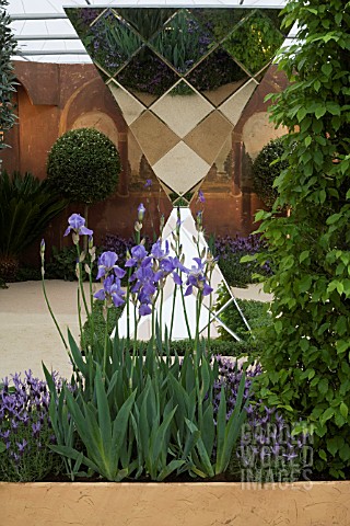 MIRROR_SCULPTURE__SUNDAY_MIRROR_DA_VINCI_GARDEN__DES_DAVID_DOMONEY_IRIS_JANE_PHILLIPS__LAVANDULA_STO