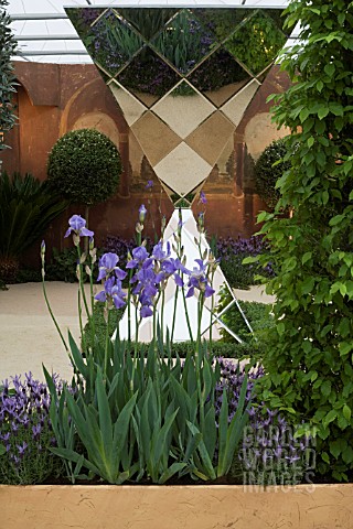 MIRROR_SCULPTURE__SUNDAY_MIRROR_DA_VINCI_GARDEN__DES_DAVID_DOMONEY_IRIS_JANE_PHILLIPS__LAVANDULA_STO