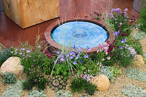 WARWICKSHIRE_COLLEGE_NATURE_IN_THE_SKY__DES_MICHAEL_ROBERTS_COPPER_WATER_FEATURE_CHIVES__AQUILEGIAS_