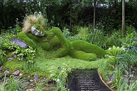 DREAMING_GIRL_MADE_OF_MOSSES__GRASSES_DESCHAMPSIA_CESPITOSA_4HEAD_GARDEN_OF_DREAMS__DES_MARNEY_HALL_