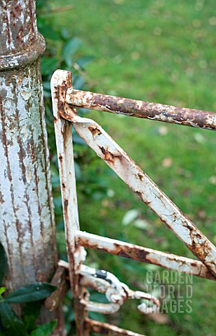 RUSTY_METAL_GARDEN_GATE_AND_POST