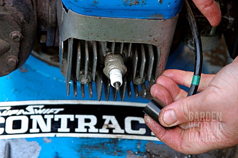 REMOVE_HT_LEAD_OF_LAWNMOWER_FROM_SPARKPLUG