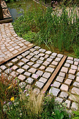 POOL__WATER_FLOWING_BETWEEN_COBBLES