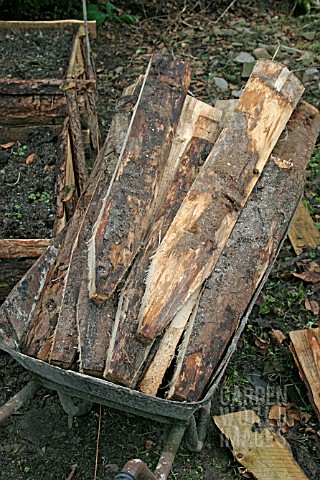 RAISED_BEDS___CUT_THE_SUPPORT_POSTS_FROM_SOFTWOOD_OFFCUTS