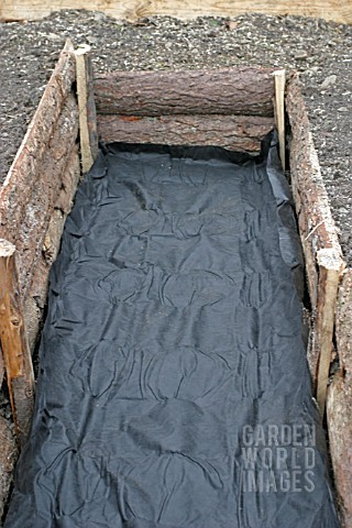 RAISED_BEDS_WEED_CONTROL_MEMBRANE_IN_PLACE_FOR_PATH