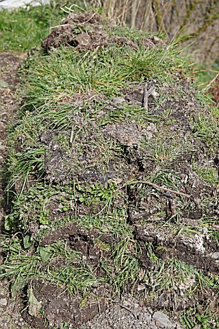 STACK_OF_TURF_ALLOWED_TO_WEATHER_FOR_TOP_SOIL