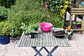 Making of a flowered hanging basket in a garden