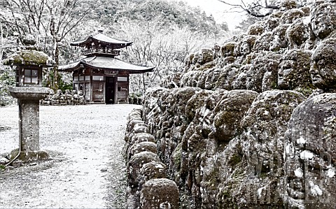 Garden_of_Ataginembutsuji_Temple_in_winter_Japan