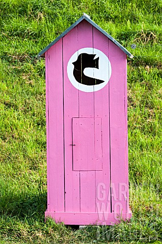 Little_pink_shed_in_a_garden