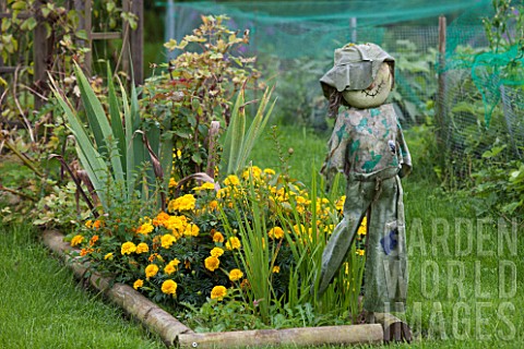 Scarecrow_in_the_floating_gardens_of_Amiens_France